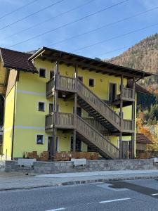 Nespecifikovaný výhled na hory nebo výhled na hory při pohledu z motelu