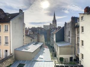 Blick auf eine Stadt mit Gebäuden und einer Kirche in der Unterkunft CAEN : appartement Cosy hyper centre historique in Caen