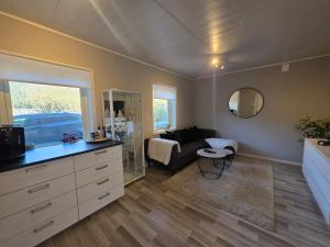 ein Wohnzimmer mit Sofa und Tisch in der Unterkunft Apartment, Fosnavåg city center in Fosnavåg