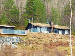 een huis met een grasdak op een heuvel bij 4 person holiday home in Øydegard-By Traum in Torvikbukt