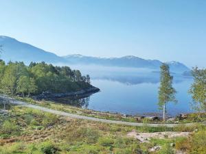 een kronkelende weg naast een waterlichaam bij 4 person holiday home in Øydegard-By Traum in Torvikbukt