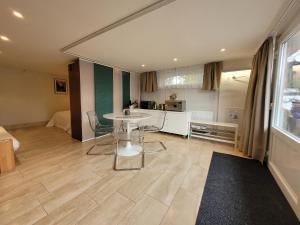 Χώρος καθιστικού στο Studio Verde