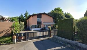 Το κτήριο όπου στεγάζεται  το δωμάτιο σε οικογενειακή κατοικία