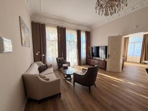 ゲーラにあるPromenaden Hotelのソファと椅子とテーブルのあるリビングルーム