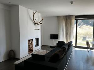 Μια τηλεόραση ή/και κέντρο ψυχαγωγίας στο Luxurious 3 bed, 3 bath Apmt w Pool