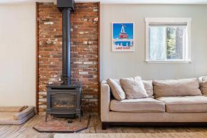 Χώρος καθιστικού στο Tahoe Getaway with Hot Tub - Mtn & Forest Views