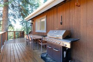 Φωτογραφία από το άλμπουμ του Tahoe Getaway with Hot Tub - Mtn & Forest Views σε Ponderosa Palisades