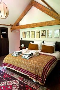 ein Schlafzimmer mit einem großen Bett mit Decken und Kissen in der Unterkunft Maison de Reve avec Sauna en Pleine Foret in Le Vaudoué