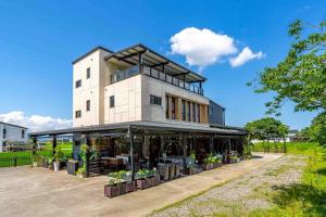 三星郷にある宜蘭包棟民宿&品閣咖啡のたくさんの窓がある大きな白い建物