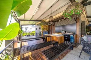 三星郷にある宜蘭包棟民宿&品閣咖啡の木製のベンチとテーブル付きのパティオ +6枚の写真