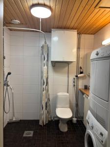 Ένα μπάνιο στο Cozy two-room apartment in the center of Rovaniemi
