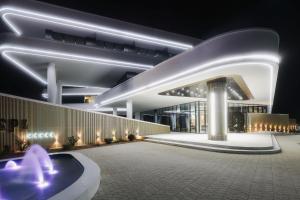 eine Lobby eines Gebäudes mit Deckenleuchten in der Unterkunft Elania Resort & Spa in Cluj-Napoca