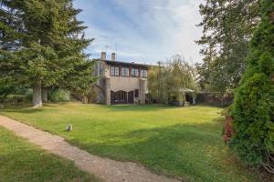 una casa antigua con un gran patio con árboles en Casa del Pastor-Brugarolas Village, en Castelltersol
