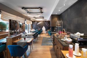 クランにあるホテル オリンピック モンタナ センターの部屋にテーブルと椅子があるレストラン