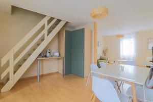 滨海贝尔克Le Berlingot的带楼梯、桌椅的客厅 更多16张照片