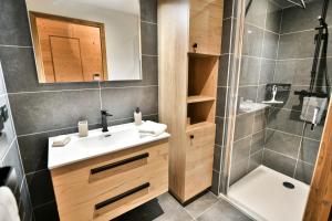 une salle de bain avec lavabo et douche dans l'établissement Les Chalets de L'Aiguille C003, au Chinaillon 10 autres photos