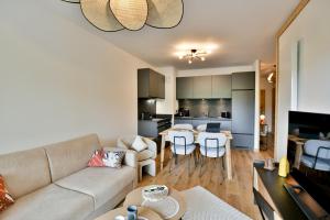 un salon et une cuisine avec un canapé et une table dans l'établissement Les Chalets de L'Aiguille C003, au Chinaillon