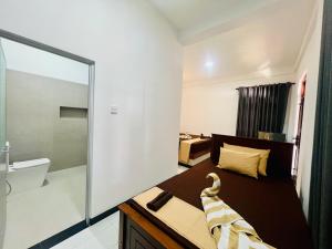 Un baño con una cama, un lavabo y un espejo. en Blue Surf View - Tangalle, en Tangalle 51 fotos más