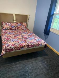 Ένα ή περισσότερα κρεβάτια σε δωμάτιο στο Budget Accommodation Entire house