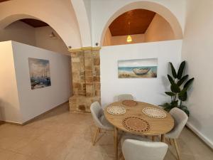 ロードス・タウンにあるEvdokia Old Town Hotelの木製のテーブルと椅子のあるダイニングルーム