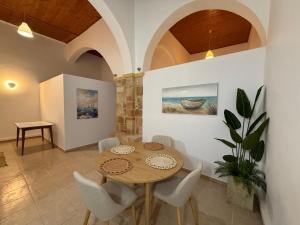 ロードス・タウンにあるEvdokia Old Town Hotelのテーブルと椅子のあるダイニングルーム