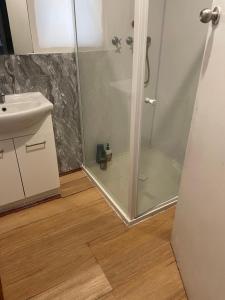 Ένα μπάνιο στο Budget Accommodation Entire house +8 φωτογραφίες