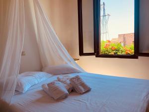 ロードス・タウンにあるEvdokia Old Town Hotelの窓付きのベッド