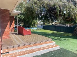 Κήπος έξω από το Budget Accommodation Entire house