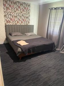 Ένα ή περισσότερα κρεβάτια σε δωμάτιο στο Budget Accommodation Entire house