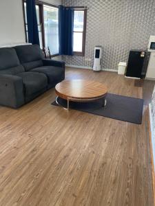 Χώρος καθιστικού στο Budget Accommodation Entire house