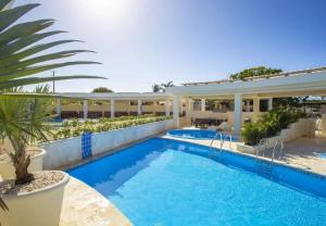 een zwembad voor een huis bij Bubble Glamping 2 King beds, we have a 12 units like this in Laguna del Higüero +25 foto's