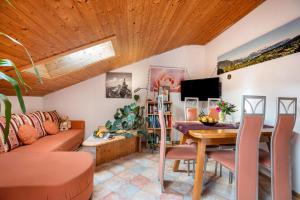 a living room with a couch and a table at Schaumann’s Hüs in Hub