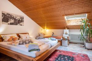 two beds in a room with a wooden ceiling at Schaumann’s Hüs in Hub