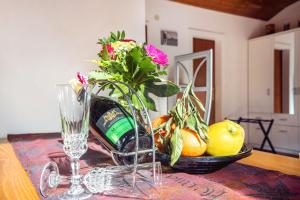 a vase with flowers and fruit on a table at Schaumann’s Hüs in Hub