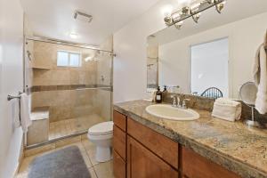 Un baño con lavabo, inodoro y ducha. en 2 Landrise, en Sunriver 44 fotos más