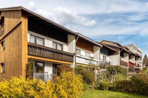 a row of apartment buildings with a yard at Schaumann’s Hüs in Hub