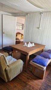 ネルトゥメにあるCabaña Huilinの木製のテーブルとソファのあるリビングルーム