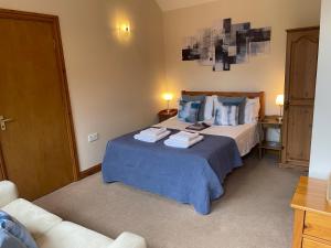 ein Schlafzimmer mit einem Bett mit Handtüchern darauf in der Unterkunft High View Cottage in Uttoxeter