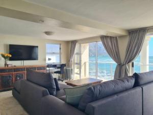 TV a/nebo společenská místnost v ubytování Paradise Tide - 4 Bedroom Beachfront home with Private Pool