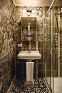 een badkamer met wastafel en douche bij Brownsover Hall in Rugby