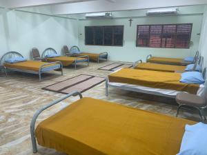 een groep bedden in een kamer bij Agnes Haven in Ban Khlong Haeng