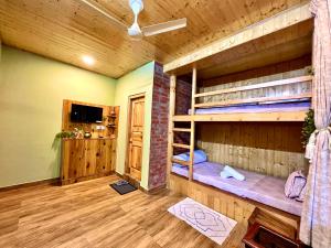 Μια τηλεόραση ή/και κέντρο ψυχαγωγίας στο Rustic Roots Home Stay