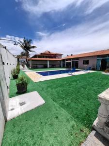 una casa con patio con piscina en Chácara Sonia & Mineiro, en Igaratá