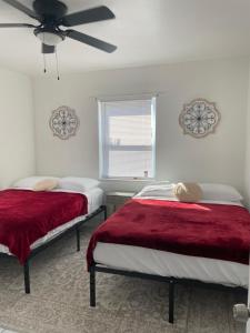 Ένα ή περισσότερα κρεβάτια σε δωμάτιο στο Sunflower stays