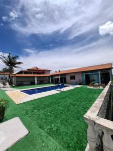 een tuin met een zwembad en een gebouw bij Chácara Sonia & Mineiro in Igaratá +45 foto's