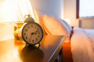 Postel nebo postele na pokoji v ubytování Cosy apartment close to the city centre