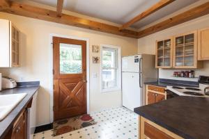 Kuchyň nebo kuchyňský kout v ubytování Daisy's Place 30 day minimum