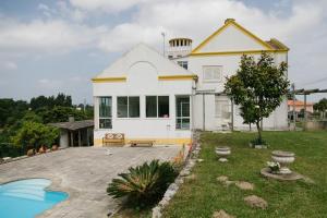 Casa blanca con patio y patio en Casa do Sol Conscious Coliving, en Óbidos