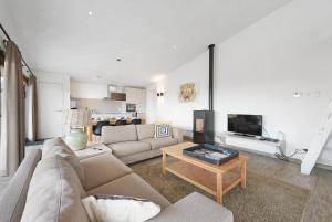 ein Wohnzimmer mit Sofa und Tisch in der Unterkunft Luxury Beach Villa 6p - 10m van het Grevelingenmeer - Villa 17 in Ouddorp