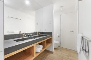 ein Badezimmer mit großem Waschbecken und Toilette in der Unterkunft Luxury Beach Villa 6p - 10m van het Grevelingenmeer - Villa 17 in Ouddorp + 83 Fotos